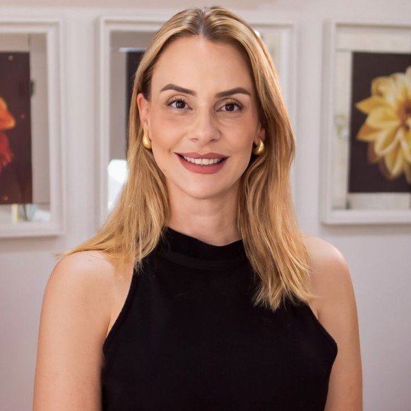Dra. Lívia Ariano — Dermatologista em Muriaé/MG